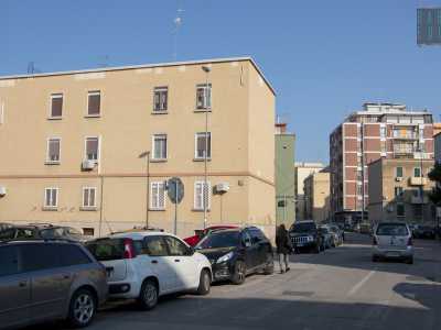 Nel 1947 sorge poi il gruppo Petroni, mucchio di piccole palazzine senza balconi adagiate sull'omonima via, tra il quartiere Picone e il rione Carrassi
